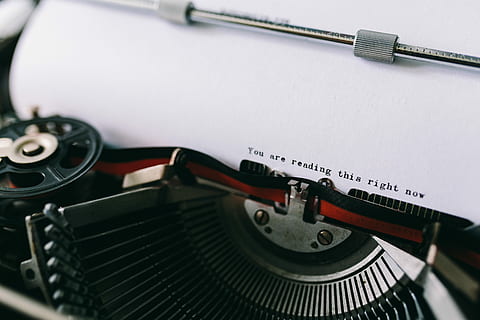 ver, escribiendo citas, antiguo, máquina de escribir, de cerca, mecanografía, citas, vendimia, citar, anticuado, escritura, estilo retro, tecnología, alfabeto, mecanografiado, autor, papel, carta, obsoleto, nostalgia, música, nadie, estudio de grabación, adentro, texto, equipo, naturaleza muerta, cultura de las artes y entretenimiento, foto de estudio, comunicación, escritura occidental, centrarse en primer plano, forma de comunicacion, 5K