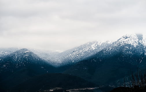 snow cap mountain, overskyet, himmel, dagtimerne, bjerg, fyldt op, sne, snedækket bjerg, Sky, snedækket, vinter, natur, landskab, scenics, koldtemperatur, bjergkæde, udendørs, is, ingen mennesker, kold temperatur, vejr, skønhed i naturen, miljø, scenics - natur, sky - himmel, tåge, rolig scene, ro, jord, rejsemål, Skov, nåletræ, fyrretræ, fyrreskov, bjergtop, 5K, CC0, offentligt domæne, royaltyfrie
