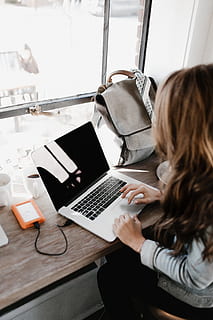 pige, iført, grå, langærmet, skjorte, ved brug af, macbook, pro, Brun, træ-, bord, person typing, kvinde, ærme, top, macbook pro, arbejder, arbejde, cafe, computer, bærbar, Kvinder, teknologi, mennesker, hunner, indendørs, en person, forretning, voksen, internet, forretningskvinde, sidder, kaukasisk etnicitet, trådløs teknologi, bruger bærbar computer, forretningsmand, kontor, ung voksen, livsstil, afslappet tøj, maskinskrivning, meddelelse, beskæftigelse, kun en kvinde, kaffe - drikke, unge kvinder, kun kvinder, høj vinkel visning, rigtige mennesker, forbindelse, frisure, langt hår, tastatur, 5K, CC0, offentligt domæne, royaltyfrie