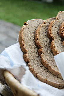 Brot, Brotkorb, Stoff, Gebäck, Lebensmittel, Essen und Trinken, gebacken, Frische, Nahansicht, Genuss, fertig für den Verzehr, Stillleben, keine Leute, Tag, braun, gesundes Essen, High Angle View, Wohlbefinden, Fokus auf den Vordergrund, Versuchung, Süßes Essen, Scheibe, Dessert, Frühstück, Vollkornbrot, 1080P, CC0, gemeinfrei, lizenzfrei