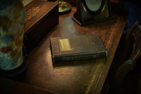schwarz, bedeckt, Buch, Tabelle, Gold, immer noch, Artikel, Dinge, lesen, Material, Schreibtisch, Kommode, Box, Bokeh, braun, drinnen, keine Leute, Nahansicht, Technologie, Tag, Veröffentlichung, selektiver Fokus, Forschung, High Angle View, Bildung, Antiquität, Finanzen, Text, alt, Währung, Papiergeld, Gesundheitswesen und Medizin, Geschäft, 5K, CC0, gemeinfrei, lizenzfrei