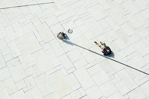 persoană, purtare, negru, cămaşă, maro, pantaloni, cămașă neagră, bărbați, vedere în unghi mare, industrie de contructie, lucru, lucrător manual, construită, ocupaţie, oameni, echipament, planificare, doar adulți, adult, la mijlocul adulților, matur adult, doi oameni, lungime totală, zi, oameni adevărați, arhitectură, pardoseală, stiluri de viață, clădire, masculi, Afaceri, femei, femele, parchet gresie, 5K, CC0, domeniu public, fără drepturi de autor