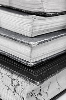 fire, nærbillede foto, hardbound, bøger, tæt på, Foto, Bestil, gammel, bunke, stak, bogreol, kollektion, hvid, åben, klassikere, gruppe, tekst, universitet, litteratur, isolerede, side, visdom, snavset, dokument, række, rød, Brun, undersøgelse, gul, historie, sort, litterære, læring, objekt, forskning, rigdom, fuld ramme, ingen mennesker, uddannelse, stilleben, indendørs, mønster, offentliggørelse, baggrunde, stor gruppe af objekter, fokus på forgrunden, papir, tekstureret, høj vinkel visning, bord, indbundet bog, personlige tilbehør, 1080P, CC0, offentligt domæne, royaltyfrie