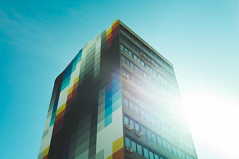 visuelles Konzept erstellen, niedrig, Winkelfoto, mehrfarbig, Gebäude, die Architektur, Muster, Fenster, Sonnenlicht, Himmel, gebaute Struktur, Gebäudehülle, Flachwinkelansicht, modern, klarer Himmel, Bürogebäude außen, Natur, keine Leute, Blau, Tag, Stadt, Büro, draußen, Glas - Material, Reflexion, Geschäft, Wolkenkratzer, 4K, CC0, gemeinfrei, lizenzfrei