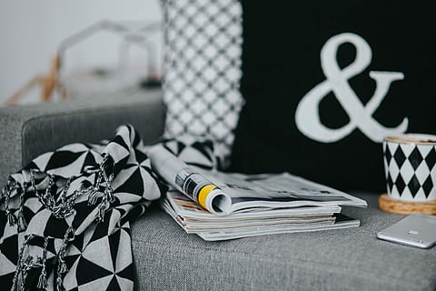 descansando, revistas, vaso, café, taza de cafe, interior, relajante, leyendo, hora, sofá, tarde, arte del cafe, servilleta, mesa, nadie, blanco, adentro, de cerca, día, centrarse en primer plano, comunicación, naturaleza muerta, mueble, papel, ropa, ropa casual, apilar, textil, financiar, conexión, bolso, negocio, tijeras, interior de la casa, pantalones, 2K, CC0, dominio público, libre de derechos