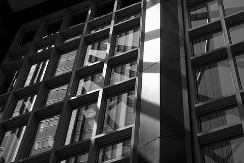 edifici de formigó gris, ull de cuc, veure la fotografia, concret, edifici, finestra, llum solar, ombra, blanc i negre, arquitectura, exterior de l'edifici, estructura construïda, vidre - material, ciutat, vista d’angle baix, cap gent, marc complet, oficina, modern, dia, exterior d’edifici d’oficines, reflexió, a l'aire lliure, fons, patró, repetició, alta - alta, vidre, gratacels, apartament, 4K, CC0, domini públic, lliure de regalies