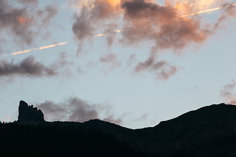 Silhouette Fotografie, Berg, Ruhe, Himmel, Silhouette des Berges, Sonnenuntergang, Wolke, Grat, Landschaft, Streifen, Licht, Silhouette, alp, Schweiz, Natur, Fernweh, Abenteuer, Schweizer Alpen, wolke - himmel, Schönheit in der Natur, keine Leute, Szenen - Natur, Flachwinkelansicht, draußen, Umgebung, Gebirge, Dämmerung, ruhige Szene, Bewegung, dunkel, Kondensstreifen, 5K, CC0, gemeinfrei, lizenzfrei