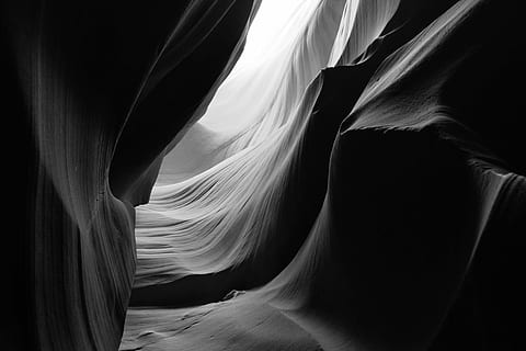 foto in scala di grigi, paesaggio, fotografia della scala di grigi della caverna dell'antilope, grotta, notte, buio, strati, struttura, in casa, tessile, tenda, astratto, nessuno, modello, bellezza nella natura, fotogramma intero, natura, la tranquillità, avvicinamento, girato in studio, cultura artistica e intrattenimento, sfondi, viaggio, destinazioni di viaggio, luce del sole, sfondo nero, fluente, 4K, CC0, dominio pubblico, privo di copyright