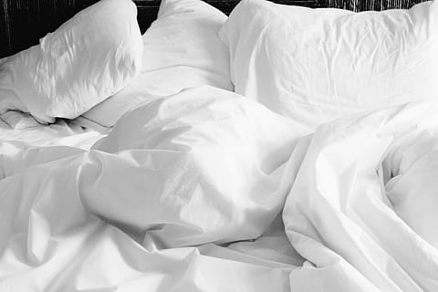 set seprai putih, bantal, linen, lembaran, tempat tidur, putih, rumah, nyaman, kamar tidur, tak seorangpun, tidur, lokal, tekstil, lembut, relaksasi, selimut, kusut, hitam dan putih, dalam ruangan, lembar, kamar domestik, mebel, warna putih, tidak ada orang, kacau, tampilan sudut tinggi, bersih, berkerut, interior rumah, 1080P, CC0, domain publik, bebas royalti