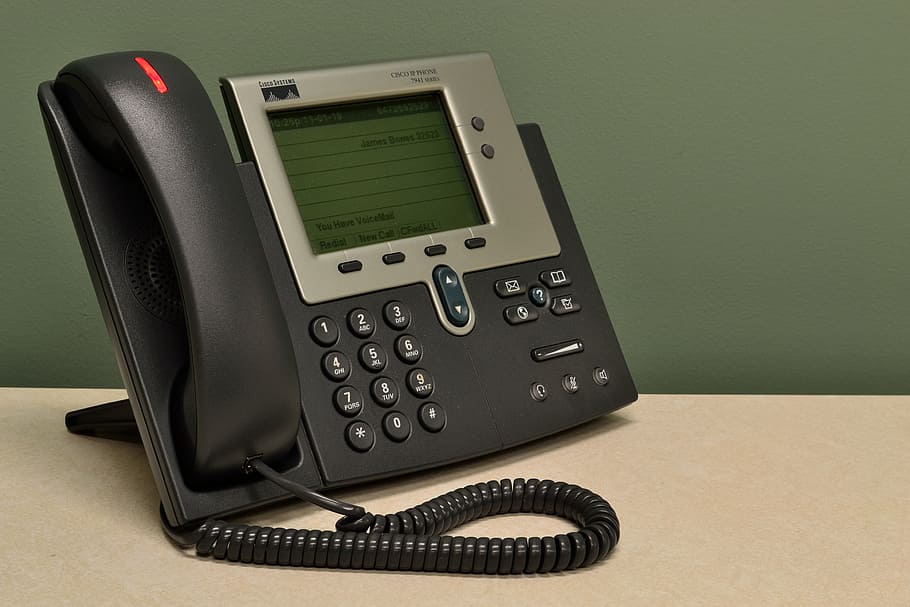 zwart, grijs, bureau telefoon, telefoon, technische ondersteuning, cisco, ondersteuning, technisch, communicatie, klant, telefoontje, centrum, bedrijf, helpdesk, telemarketing, receptionist, koptelefoon, operator, technologie, internet, voicemail, antwoordapparaat, telefoon bericht, Neem contact met ons op, vaste telefoon, aantal, binnenshuis, verbinding, tafel, uitrusting, telefoon ontvanger, geen mensen, kantoor, groene kleur, elektrische apparatuur, LCD-scherm, enkel object, retro gestileerd, zakelijke activiteiten, druk op de knop, keypad, 4K