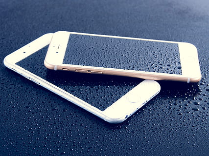 divi, asorti krāsu iPhone, melns, virsmu, iphone, ios, ābolu, 6s, plus, balts, mobilais, android, tehnoloģijas, viedtālrunis, ekrānā, Bizness, lietus, rasa, kritums, ūdens, varavīksne, pārdomas, fona, auksts, slapjš, šķidrums, stikls, kondensāts, zils, aqua, atdzesējiet, modeli, burbulis, tīrs, Klusā daba, nav cilvēku, augsts leņķa skats, telpās, tabula, tuvplāns, formas, dienā, koncentrēties uz jaunajām zināšanām, dizains, komunikāciju, balta krāsa, ceļš, ģeometriskā forma, spīdīgs, salds ēdiens, savienojumu, 4K, CC0, publiskais domēns, bez atlīdzības
