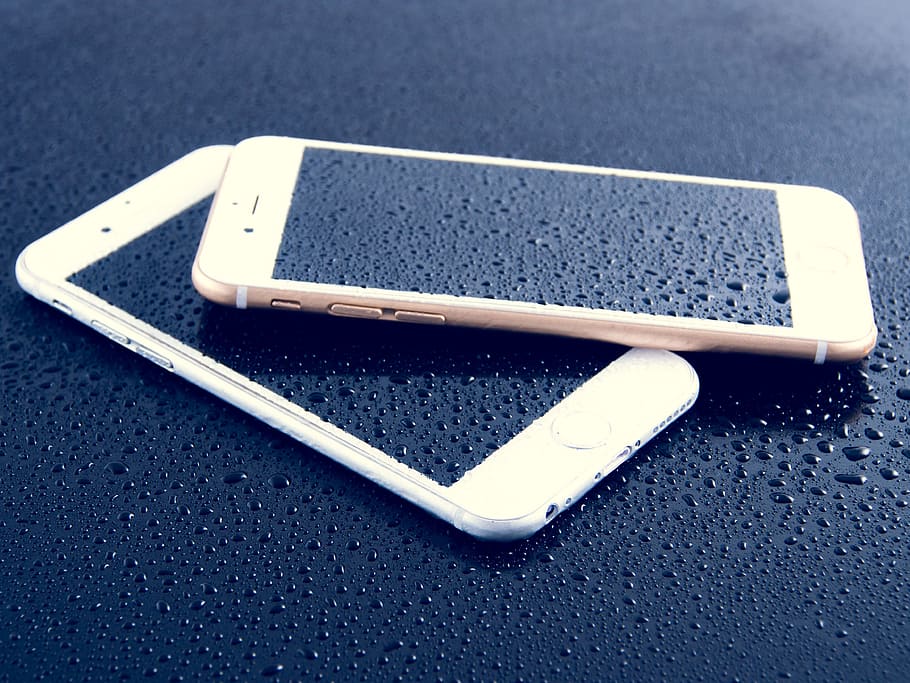 dos, iphone de colors assortits, negre, superfície, iphone, ios, poma, 6s, més, blanc, mòbil, android, tecnologia, smartphone, pantalla, negocis, pluja, rosada, tirar, aigua, arc de Sant Martí, reflexió, fons, fred, humit, líquid, vidre, condensació, blau, aqua, guai, patró, bombolla, netejar, natura morta, cap gent, vista d’angle alt, a l'interior, taula, primer pla, forma, dia, centrar-se en primer pla, disseny, comunicació, Color blanc, carretera, forma geomètrica, brillant, menjar dolç, connexió, 4K