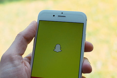 snapchat logosu, Snapchat, logo, iphone, nesneleri, cep telefonu, telefon, akıllı telefon, teknoloji, tutma, insan eli, iletişim, kablosuz teknoloji, açık havada, Internet, hareketlilik, küresel iletişim, dokunmatik ekran, insan vücudu parçası, taşınabilir bilgi cihazı, el, bir kişi, vücut parçası, ön plana odaklanmak, kapatmak, bağ, parmak, insan parmağı, kişisel bakış açısı, yeşil renk, 4K, CC0, kamu malı, telif ücretsiz