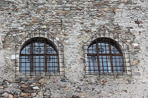 finestra, vecchio, vecchia finestra, facciata, storicamente, intemperie, legna, bicchiere, rottura, costruzione, finestre di legno, città vecchia, serramenti, architettura, struttura costruita, esterno dell'edificio, storia, giorno, il passato, nessuno, arco, parete, Inquadratura dal basso, abbandonato, all'aperto, caratteristica della parete, cattiva condizione, muro di pietra, corri giù, deterioramento, rovinato, 5K, CC0, dominio pubblico, privo di copyright