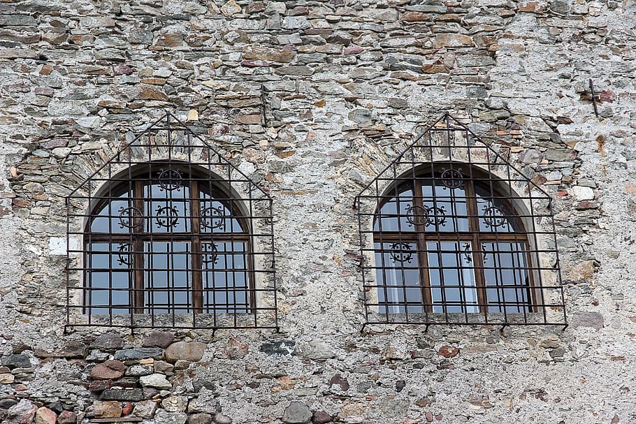 finestra, vecchio, vecchia finestra, facciata, storicamente, intemperie, legna, bicchiere, rottura, costruzione, finestre di legno, città vecchia, serramenti, architettura, struttura costruita, esterno dell'edificio, storia, giorno, il passato, nessuno, arco, parete, Inquadratura dal basso, abbandonato, all'aperto, caratteristica della parete, cattiva condizione, muro di pietra, corri giù, deterioramento, rovinato, 5K
