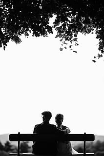 parella, assegut, banc, fotografia d’escala d’arbres d’arbre, home, dona, arbre, cel, full, fulles, hochzeit, homes, persones reals, planta, naturalesa, activitat d'oci, estils de vida, cel clar, vista del darrere, unió, gent, dia, a l'aire lliure, dones, adult, aigua, parella - relació, 5K, CC0, domini públic, lliure de regalies