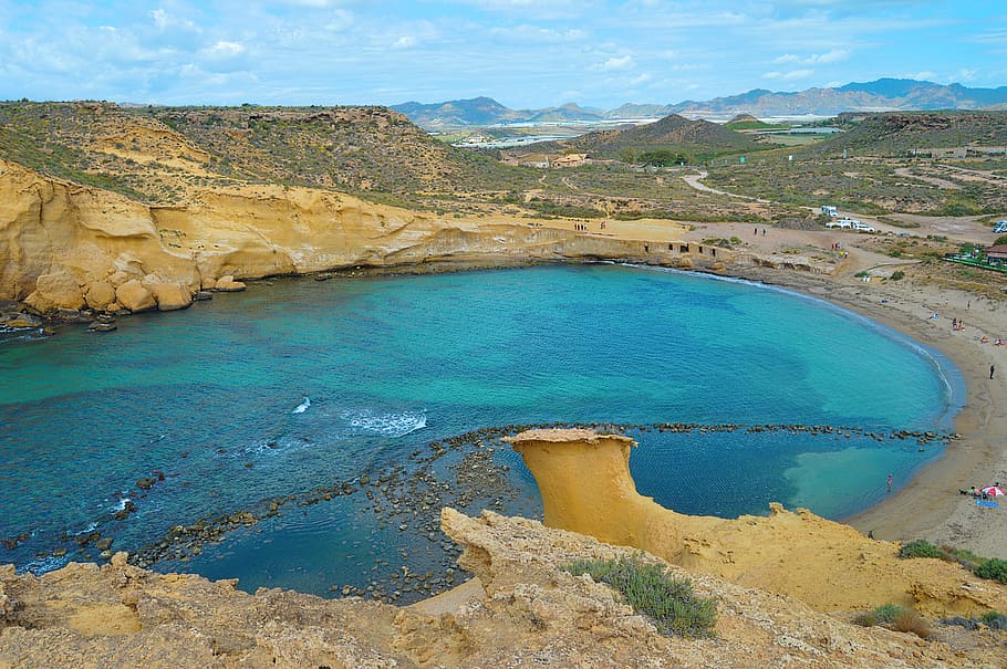 cala, pohled shora, kruh, kolo, modré moře, pláž, pobřeží, moře, voda, modrý, Španělsko, krása v přírodě, přistát, životní prostředí, scenics - příroda, Příroda, nikdo, hora, klid, krajina, klidné scény, geologie, Skála, rock - objekt, cestovat, vysoký úhel pohledu, destinace, venku, tyrkysové barvy, teplé jaro, znečištění, laguna, 5K