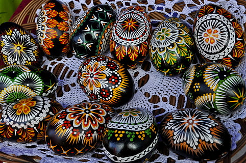 Steinmalerei viel, Modell-, Textur, Kunst, Osterei, handgemacht, Eier, Ostern, traditionell, Osterferien, Variation, keine Leute, Muster, Wahl, zu verkaufen, mehrfarbig, große gruppe von gegenständen, Vollbild, High Angle View, Nahansicht, Design, Verkauf, Hintergründe, Stillleben, drinnen, Markt, Fülle, Anordnung, Sammlung, Blumenmuster, Verkaufsdisplay, 4K, CC0, gemeinfrei, lizenzfrei