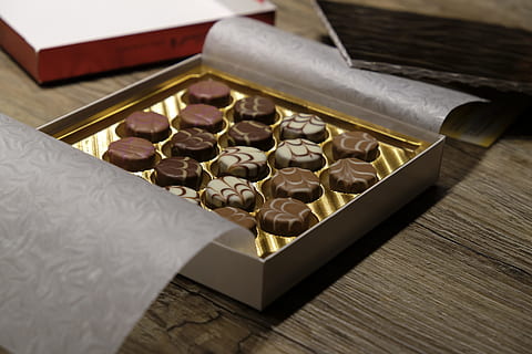 xocolata, conjunt, taula, bombons, caramels, praliné de xocolata, confiserie, mossegada, dolç, pastisseria, dolçor, menjar, postres, nutrició, calories, marca, sucre, plat dolç, Finances, a l'interior, vista d’angle alt, negocis, moneda, cap gent, material de fusta, riquesa, Caixa, gran grup d'objectes, estalvis, contenidor, arranjament, menjar i beguda, menjar dolç, natura morta, color daurat, caixa-contenidor, luxe, safata, temptació, lingots, 5K, CC0, domini públic, lliure de regalies