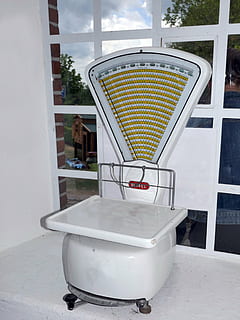 orizzontale, valutare, analogico, pointer, antico, acquisto, peso, contatore, bagno domestico, giorno, nessuno, finestra, Colore bianco, natura, architettura, struttura costruita, all'aperto, bagno, assenza, sedia, posto a sedere, metallo, vuoto, esterno dell'edificio, riflessione, pianta, pavimentazione, nuvola - cielo, tavolo, 2K, CC0, dominio pubblico, privo di copyright