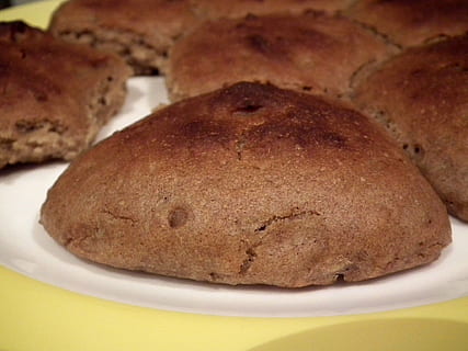 pâine, coacere, Acasă, produse de pastă, chifle, mic dejun, alimente, nutriție, cuptor, coace, brioşă, maro, aromat, bucătărie, farfurie, delicios, aperitiv, util, prospeţime, mancare si bautura, a închide, în interior, nici o persoana, gata să mănânce, copt, să se concentreze asupra primelor elemente, natură moartă, bunăstare, selectiv, mâncat sănătos, indulgenţă, de casă, chiflă, vedere în unghi mare, ispită, 1080P, CC0, domeniu public, fără drepturi de autor