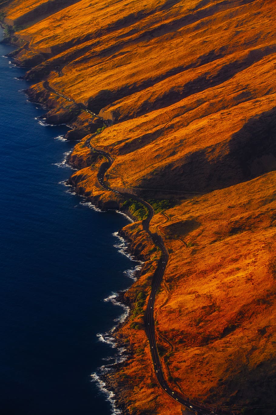 antenne, fotografering, vej, bjerg, kysten, strand, tapet, iPhone wallpapers, iphone baggrunde, lås skærm baggrund, hav, klippe, kyst, kystvejen, kystlinjen, kystlinje, hovedvej, bakke, skønhed i naturen, vand, scenics - natur, ingen mennesker, natur, ro, rolig scene, høj vinkel visning, idyllisk, dag, ikke-urbane scene, udendørs, miljø, orange farve, himmel, luftfoto, solnedgang, jord, 5K