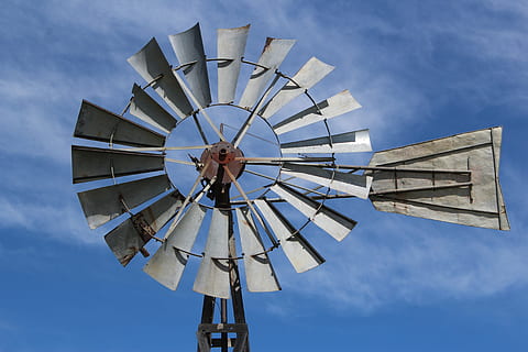 molí de vent, vell, paisatge, vent, molí, referència, granja, energia, cultura, històric, país, agricultura, cel, blau, generació de combustible i energia, conservació del medi ambient, energia renovable, naturalesa, núvol - cel, vista d’angle baix, cap gent, turbina, energia alternativa, medi ambient, tecnologia, aerogenerador, dia, a l'aire lliure, arquitectura, transport, energia eòlica, estructura construïda, directament a sota, 5K, CC0, domini públic, lliure de regalies