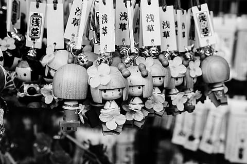 japanische Andenken, japanisch, Souvenirs, Objekte, andere, Schwarz und weiß, große gruppe von gegenständen, keine Leute, draußen, Tag, Nahansicht, zu verkaufen, hängend, Kreativität, Text, Verkauf, Darstellung, Kunst und Handwerk, Markt, menschliche Darstellung, selektiver Fokus, Wahl, Variation, Geschäft, Fülle, Kommunikation, Marktstand, Verkaufsdisplay, Antiquität, 4K, CC0, gemeinfrei, lizenzfrei