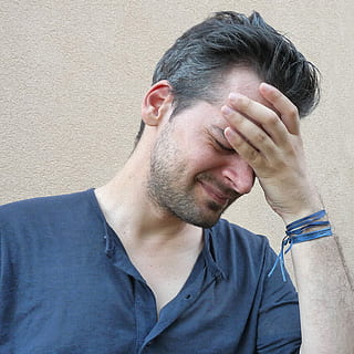hospodářství, čelo, bolest hlavy, obraz, muž, stres, zdůraznil muž, osoba, portrét, nešťastný, pouze jeden muž, deprese - smutek, pouze muži, jedna osoba, smutek, dospělý, střela do hlavy, neformální oblečení, čelní pohled, emocionální stres, mladého dospělého, hlavu v rukou, ruka, muži, skutečných lidí, vousy, mladí muži, emoce, nástěnný prvek, rozjímání, lidská tvář, zakryté tváře, 1080P, CC0, veřejná doména, bez autorských práv