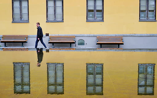 fotografia speculare, uomo, risveglio, strada, uomo che cammina sul marciapiede, riflessione, acqua, finestre, scandinavo, a piedi, parete, Norvegia, panchina, urbano, giallo, città, cittadina, Candido, maschio, tipo, architettura, struttura costruita, esterno dell'edificio, persone reali, finestra, una persona, lunghezza intera, costruzione, uomini, stili di vita, giorno, in piedi, abbigliamento casual, all'aperto, giovane adulto, attività di svago, maschi, 5K, CC0, dominio pubblico, privo di copyright