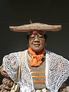 herero, gent, namibia, vista frontal, una persona, roba, persones reals, somrient, a l'interior, barret, activitat d'oci, estils de vida, patró, roba tradicional, de peu, cintura cap amunt, dones, retrat, bufanda, felicitat, roba casual, fons negre, 2K, CC0, domini públic, lliure de regalies