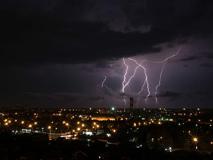 fulmine, città, ore notturne, skyline della città, nero, cielo, notte, buio, nube, tempesta, potere in natura, nuvola - cielo, temporale, architettura, illuminato, energia, esterno dell'edificio, struttura costruita, fulmine biforcuto, nuvola temporalesca, cartello, bellezza nella natura, natura, comunicazione, paesaggio urbano, nessuno, infausto, meteorologia, 2K, CC0, dominio pubblico, privo di copyright