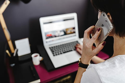 bureau, thuiskantoor, roze, vrouw, huis, kantoor, werkruimte, werkplaats, binnen-, vrouwelijk, elegant, werkend, technologie, computer, mensen, vrouwtjes, een persoon, binnenshuis, volwassen, laptop, Kaukasische etniciteit, bedrijf, internet, een vrouw alleen, zittend, jonge volwassene, computerscherm, communicatie, Draadloze technologie, bezetting, laptop gebruiken, verbinding, zakenman, hoofdschot, echte mensen, zakenvrouw, focus op de voorgrond, toetsenbord, 5K, CC0, publiek domein, royaltyvrij