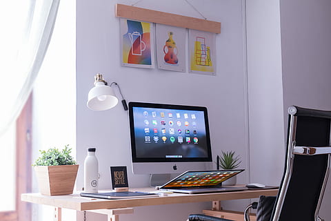 balta, imac, ruda, medinis, stalas, Paaiškėjo, sidabras, technologijos, kompiuteris, kompiuterinė įranga, lentelė, baldai, Kompiuterio monitorius, patalpose, nėra žmonių, komunikacijos, namų interjeras, modernus, namų kambarys, verslą, apšvietimo įranga, langas, biuras, klaviatūra, elektros lemputė, kėdė, namų biuras, 5K, CC0, Viešasis domenas, nemokamai