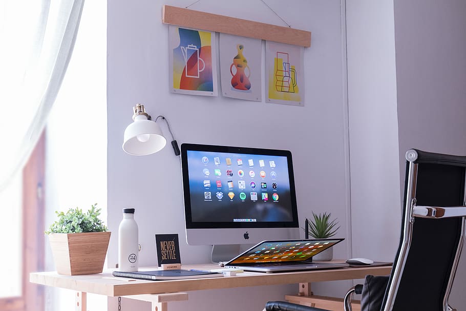 balta, imac, ruda, medinis, stalas, Paaiškėjo, sidabras, technologijos, kompiuteris, kompiuterinė įranga, lentelė, baldai, Kompiuterio monitorius, patalpose, nėra žmonių, komunikacijos, namų interjeras, modernus, namų kambarys, verslą, apšvietimo įranga, langas, biuras, klaviatūra, elektros lemputė, kėdė, namų biuras, 5K