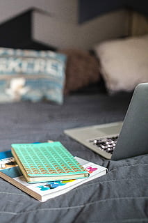 livres, lit, portable, ordinateur, livre, carnet, oreillers, feuilles, La technologie, à l'intérieur, affaires, intérieur de la maison, canapé, Technologie sans fil, utilisant un ordinateur portable, se concentrer sur le premier plan, lien, meubles, la communication, personne, chambre domestique, fermer, table, salon, mise au point sélective, oreiller, 2K, CC0, domaine public, libre de droits