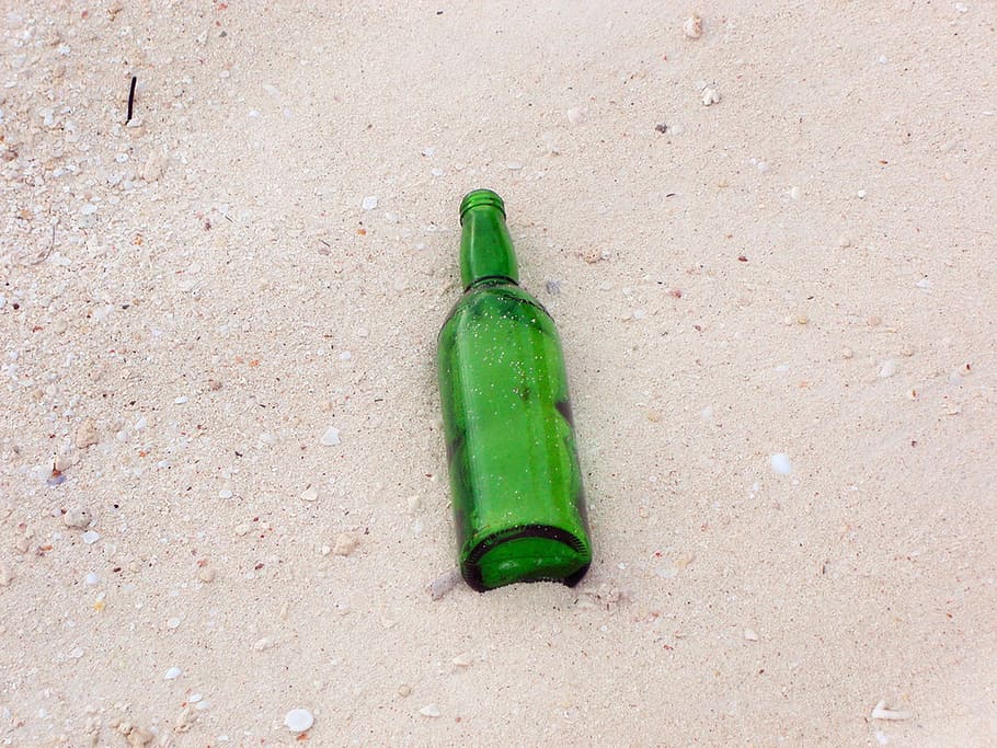 ampolla, sorra, platja, buit, beure, sorra, platja, verd, festa a la platja, romanent, ampolla de vidre, vidre, cervesa, transparent, Verd clar, set, Dia del Pare, color verd, alcohol, menjar i beguda, cap gent, vista d’angle alt, contenidor, ampolla de cervesa, natura morta, dia, terra, cervesa - alcohol, naturalesa, vidre - material, sol objecte, a l'aire lliure, brutícia, primer pla, color turquesa, 1080P