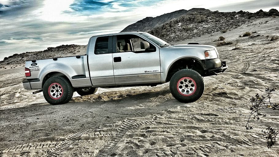 gris, ford f -150, f-150, extra, camioneta de la cabina, carretera, durant el dia, sol, fons, home, cotxe, camió, cel, vehicle, viatjar, feliç, offroad, estiu, naturalesa, espai, paisatge, núvols, buit, desert, conduir, mapa, bellesa, resum, brilli, transport, 4x4, vehicle tot terreny, vehicle terrestre, a l'aire lliure, vehicle utilitari esportiu, cap gent, mode de transport, fang, aventura, automòbil, terra, manera de transport, dia, núvol - cel, sorra, platja, medi ambient, brutícia, llum solar, pneumàtic, roda, 2K