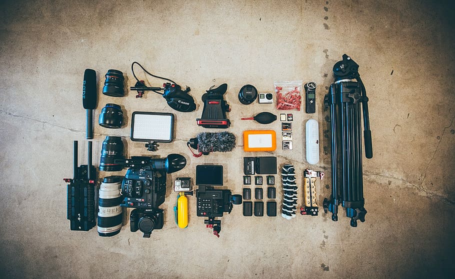 pis, laïc, foto, equip de càmeres, negre, càmera dslr, conjunt, len, càmera, equipament, micròfon, len camera, videografia, fotografia, llista d’engranatges, camera flatlay, pis pla, càmera de vídeo, cànon, trípode, al·legament, cap gent, tecnologia, variació, a l'interior, gran grup d'objectes, elecció, connexió, indústria, eina de treball, taller, eina, taller de reparació d'automòbils, Eina de mà, funció de construcció de parets, control, directament a sobre, electricitat, component elèctric, equipament elèctric, garatge, taller de reparacions, 2K