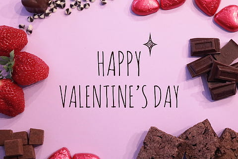 Frohen Valentinstag, glücklich, Valentinstag, Feier, rot, Dessert, Urlaub, Hintergründe, Süßes Essen, Dekoration, Text, keine Leute, Obst, Essen und Trinken, pinke Farbe, drinnen, westliche Schrift, Lebensmittel, Kommunikation, Frische, High Angle View, Tabelle, Stillleben, Süss, gesundes Essen, direkt darüber, Kuchen, Botschaft, Versuchung, 1080P, CC0, gemeinfrei, lizenzfrei