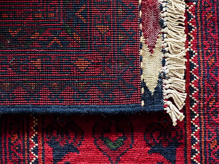rød, sort, tekstil, tæppe, binde, silke, uld, tæppe vævning center, væve, håndværk, tråd, rå silke, garn, farvet, farve, farverig, stuen tæppe, lys, kunst, mønster, pensioneret, Fransen, tæpper, multi farvet, Kunst og håndværk, tøj, tæppe - indretning, en person, indendørs, tæt på, baggrunde, erhvervsfinansiering og industri, industri, valg, traditionelle tøj, varme tøj, 4K, CC0, offentligt domæne, royaltyfrie