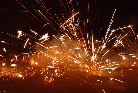 eksplosion, ild, kanonslag, pyroteknik, lys, lyse, mørke, gnister, bevægelse, fyrværkeri, nat, fest, belyst, begivenhed, eksploderer, brænding, sløret bevægelse, kunstkultur og underholdning, fyrværkeri - menneskeskabt objekt, ingen mennesker, glødende, lang eksponering, varme - temperatur, natur, brand - naturligt fænomen, stjernekaster, nytårsaften, eksplosiv, festival, 2K, CC0, offentligt domæne, royaltyfrie