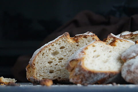 duona, traškus, kepti, pristatymas, pluta, miltai, Maistas ir gėrimai, maisto, saldus maistas, saldus, šviežumas, gabalas, desertas, tortas, atrankinis dėmesys, nėra žmonių, pasiruošęs valgyti, pagunda, patalpose, sveika mityba, Iš arti, juodas fonas, džiovinti vaisiai, malonumas, razinų, užkandis, pusryčiai, Indiškas maistas, 5K, CC0, Viešasis domenas, nemokamai