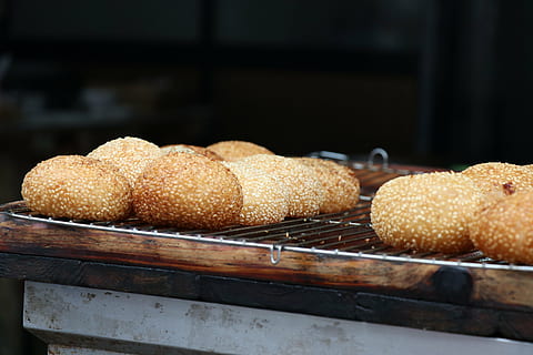 esmorzar, pastís, simple, pa, menjar, fleca, llesca de pa, frescor, marró, al forn, menjar i beguda, a l'interior, cap gent, natura morta, primer pla, centrar-se en primer pla, llest per menjar, bun, indulgència, enfocament selectiu, botiga, berenar, menjar poc saludable, menjar dolç, taula, menjar ràpid, menjar francès, temptació, menjar de carrer, muffin, 5K, CC0, domini públic, lliure de regalies