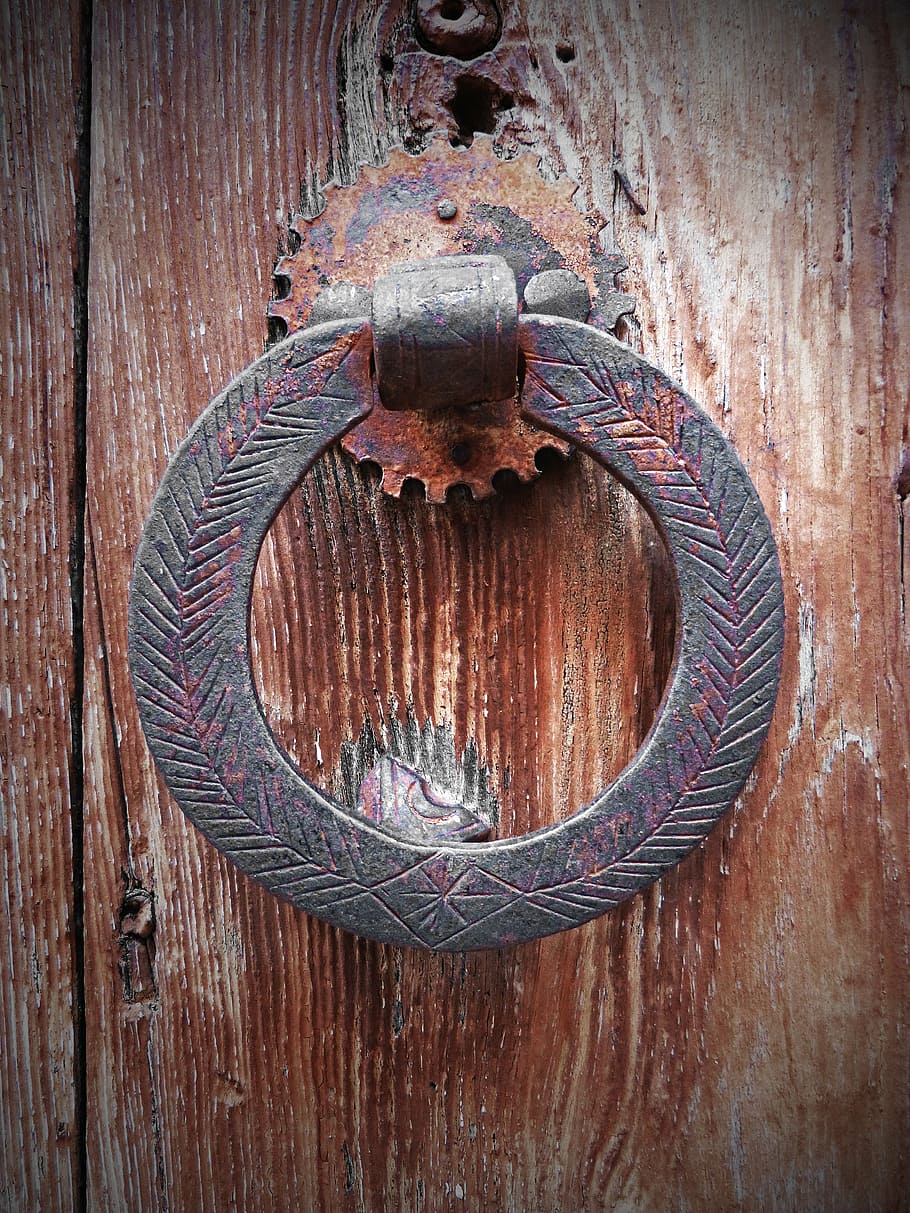 anell, porta, vell, ferro, fusta, material de fusta, aldaba, entrada, maneta, bloqueig, antiguitat, passat de moda, gestionar, primer pla, metall, cap gent, protecció, seguretat, dia, cercle, forma geomètrica, forma, textura, rovellat, fons, marc complet, gra de fusta, 4K