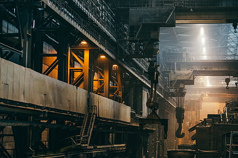 negre, metall, buit, edifici, fotografia de fàbrica, foto, pesat, fàbrica, construcció, treballar, ferro, linea de producció, indústria, acer, vies del ferrocarril, fosc, estructura construïda, il·luminat, indústria del metall, cap gent, arquitectura, connexió, exterior de l'edifici, vista d’angle baix, pont, nit, pont - estructura feta per l'home, transport, maquinària, a l'aire lliure, ciutat, escala, aliatge, 4K, CC0, domini públic, lliure de regalies