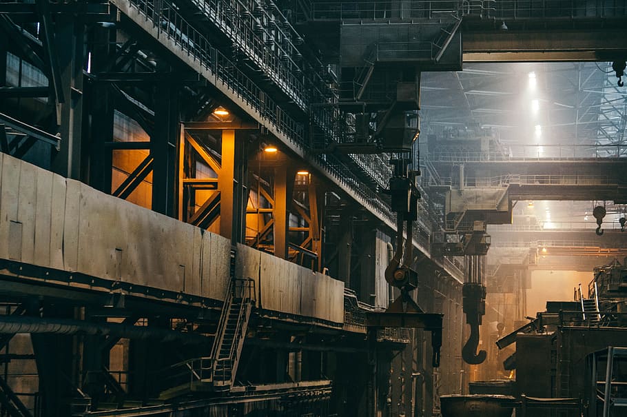 negre, metall, buit, edifici, fotografia de fàbrica, foto, pesat, fàbrica, construcció, treballar, ferro, linea de producció, indústria, acer, vies del ferrocarril, fosc, estructura construïda, il·luminat, indústria del metall, cap gent, arquitectura, connexió, exterior de l'edifici, vista d’angle baix, pont, nit, pont - estructura feta per l'home, transport, maquinària, a l'aire lliure, ciutat, escala, aliatge, 4K