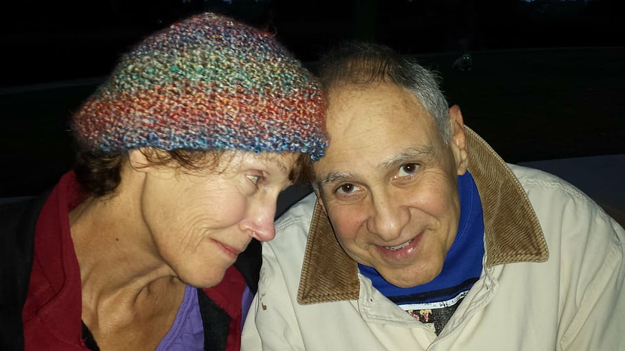 dona, mirant, home, portar, blanc, jaqueta, amics, gent gran, vell, parella, adult gran, gent, homes, dones, dues persones, roba, adult, unió, retrat, parella - relació, emoció positiva, amor, tirada al cap, emoció, barret, parella heterosexual, somrient, mascles, a l'interior, adult madur, homes madurs, fons negre, roba calenta, 4K