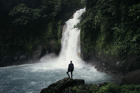 mand, stående, klint, falls, vandfald, dagtimerne, backpacker, træ, vand, skønhed i naturen, scenics - natur, flydende vand, bevægelse, klippe, rock-objekt, Skov, solid, lang eksponering, rigtige mennesker, en person, natur, jord, strøm, livsstil, magt i naturen, udendørs, flyder, kigger på visning, 5K, CC0, offentligt domæne, royaltyfrie