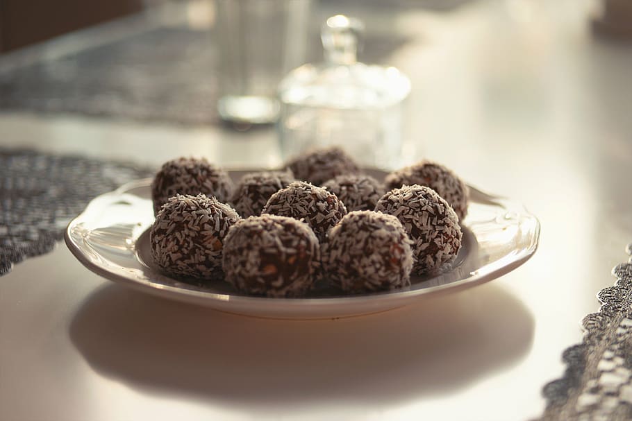 chokolade, bord, bolde, plade, mad, gourmet, mad og drikke, friskhed, selektiv fokusering, indendørs, sødt mad, tæt på, overbærenhed, stilleben, ingen mennesker, fristelse, klar til at spise, dessert, sød, dag, fokus på forgrunden, velvære, snack, fransk mad, 1080P